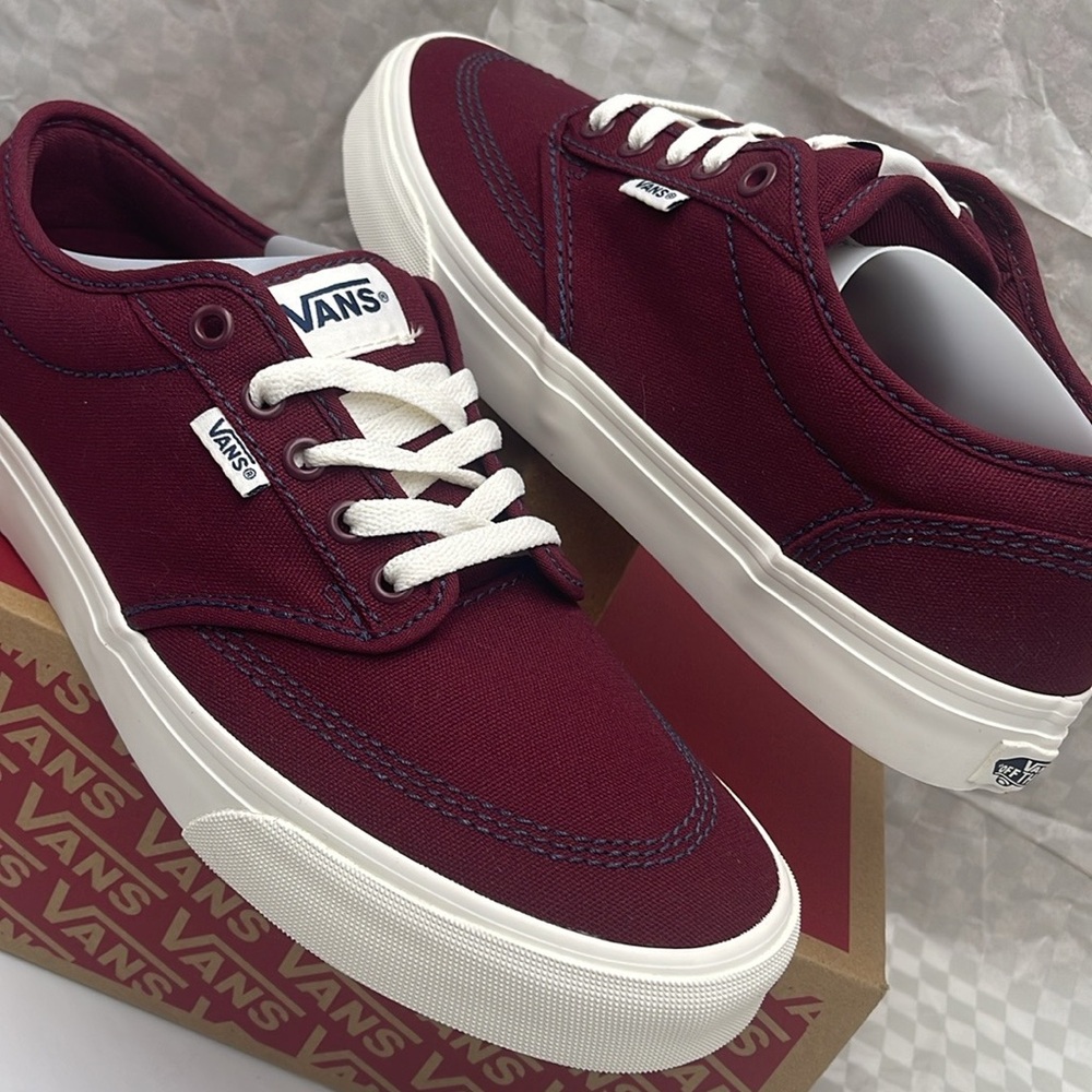 Vans WMNS Burgundy Canvas Sneakers Atwood
Outdoor Port Rovale
VN000CX84QU - Picture 10 of 16